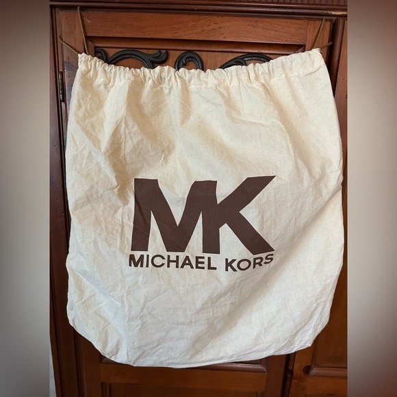 Michael Kors Suede Leather Vivian Hobo Bag - Elegant Woven Design - Picture 5 of 16